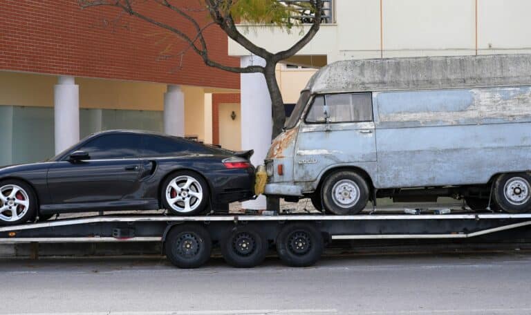 Grúa plataforma transportando dos vehículos remolcados a un depósito en Austin, Texas