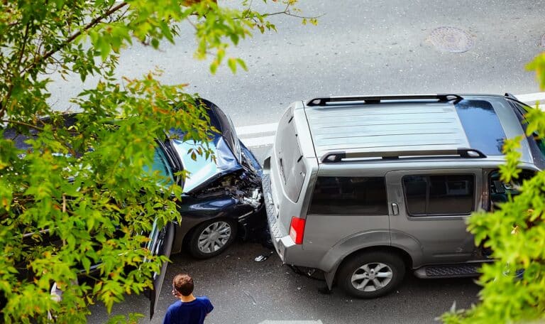 Accidente de carro en Texas con daños visibles en los vehículos involucrados.
