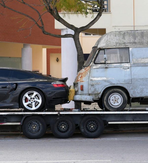 Grúa plataforma transportando dos vehículos remolcados a un depósito en Austin, Texas