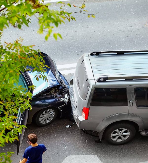Accidente de carro en Texas con daños visibles en los vehículos involucrados.